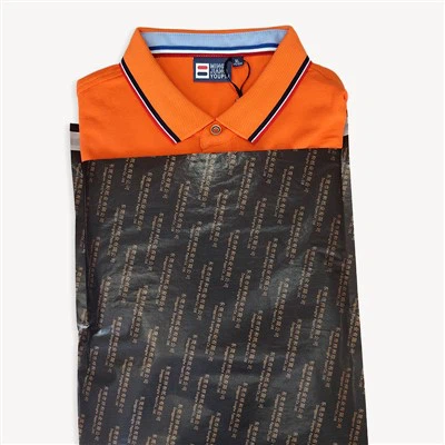 أكياس ورقية تحمل شعارًا للأعمال